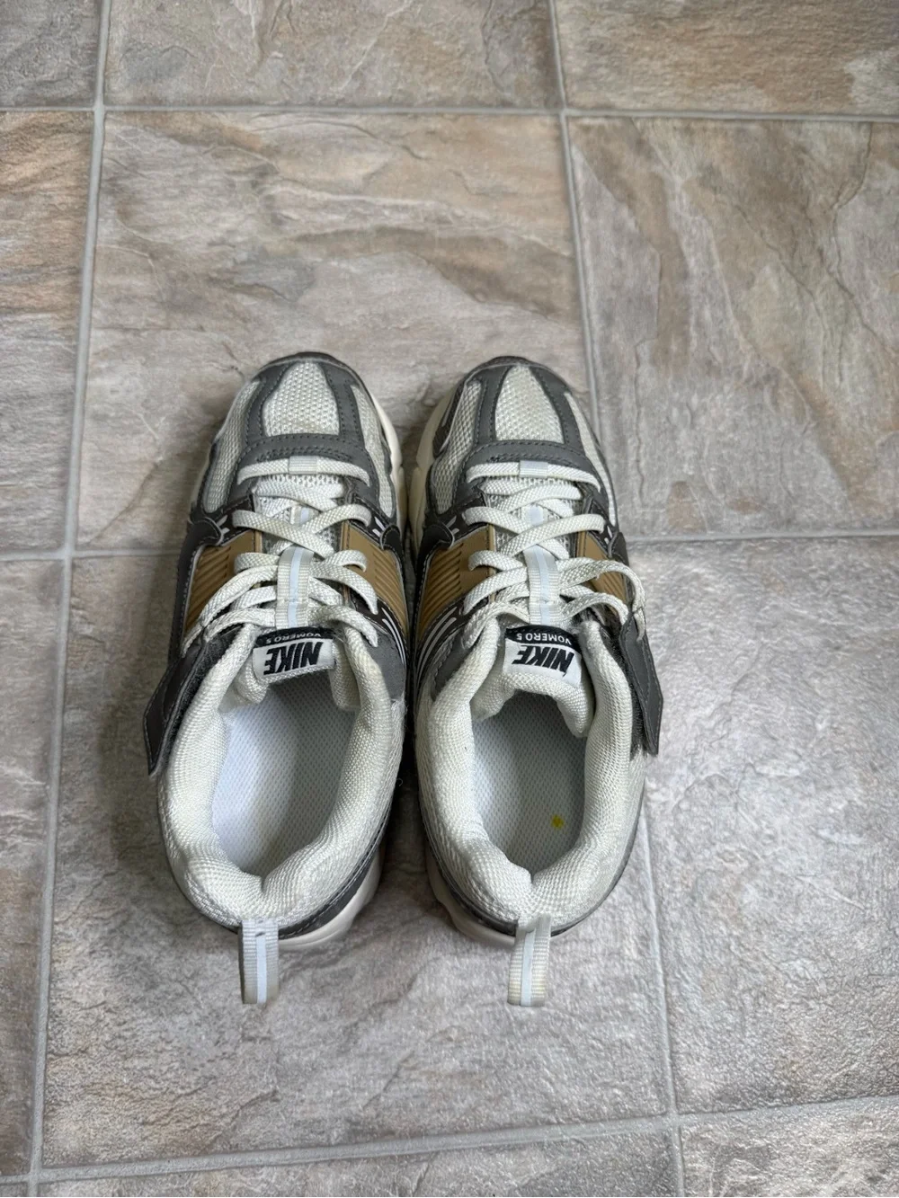 Nike Zoom Vomero 5 Metallic Pewter PS Shoe Size 1.5Y Gold HF6999-004 Preowned